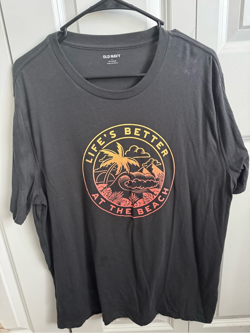 🌟 5 for $20 or $6Old Navy Black Tee with Yellow and Orange Beach Emblem
